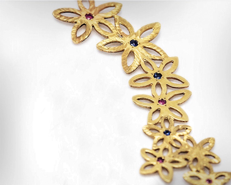 14K Gold Blumen Anhänger Halskette, Rubin Saphir Edelstein, Handgemachter Brautschmuck von nuritdesignjewelry