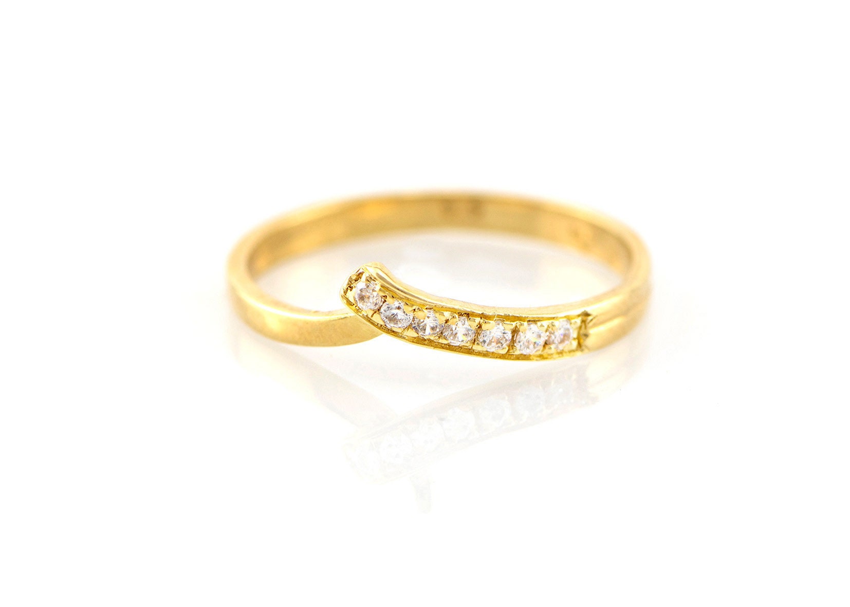 Chevron Diamant Ring, V Form Gold Ehering, Geschwungenes Band, Stapelbarer Jubiläumsring von nuritdesignjewelry