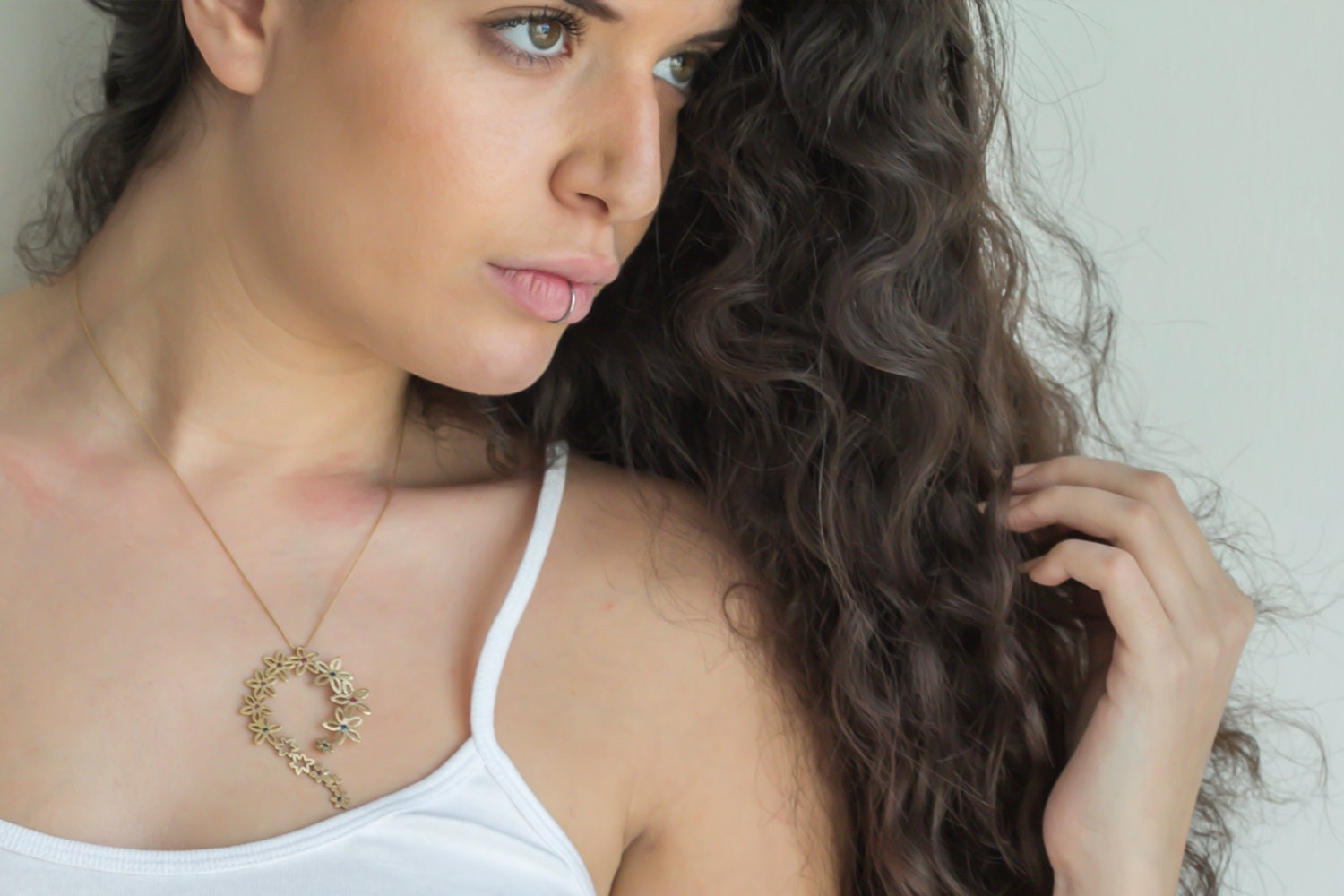 Frauen Einzigartige Halskette, 14K Solide Gold Blumen Rubin Und Saphir Edelsteine Anhänger, Birthstone Schmuck von nuritdesignjewelry