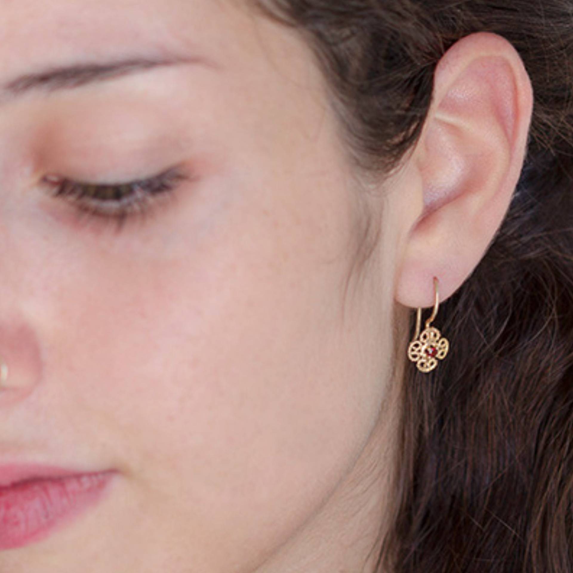 Gold Blumen Ohrringe, Granat Tropfen, Rote Edelsteine Filigrane Zierliche Januar Geburtstagsgeschenk von nuritdesignjewelry