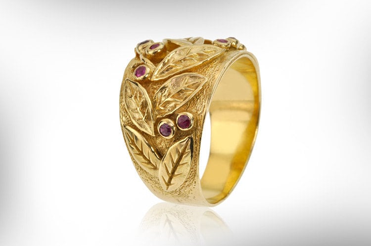 Gold Ehering Für Frauen, Blätter Und Rubin Sie, Einzigartiger Natur Inspirierter Statement Ring, Juli Geburtssteine von nuritdesignjewelry