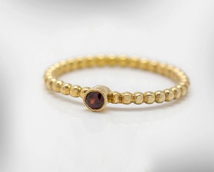 Handgemachter 9K Gold Granat Ring, Januar Geburtsstein Stapelring von nuritdesignjewelry