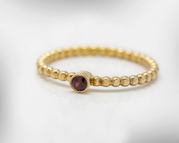 Handgemachter 9K Gold Granat Ring, Januar Geburtsstein Stapelring von nuritdesignjewelry