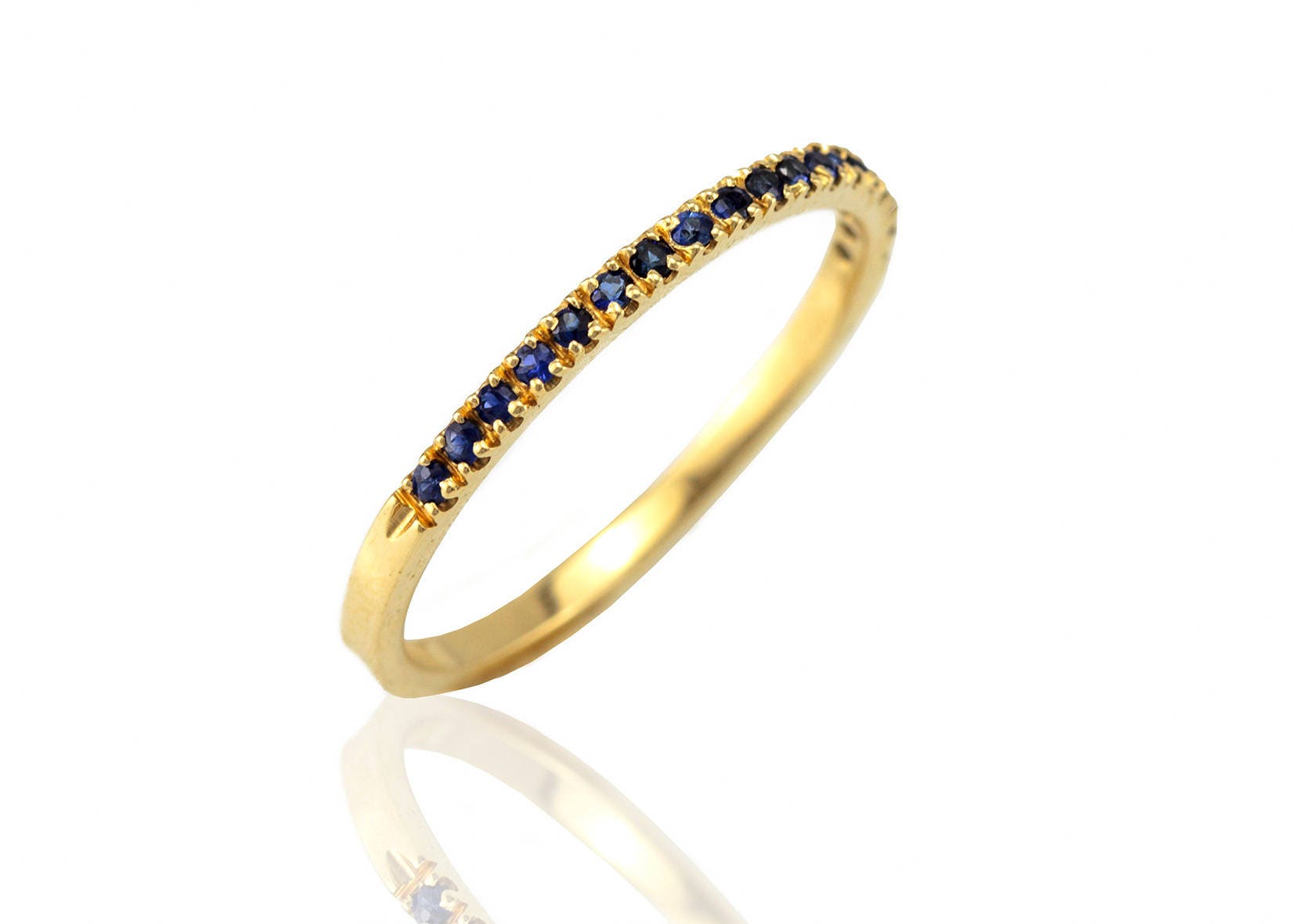Halb Eternity Saphir Ring, Blauer Ehering, Halbe Ewigkeit Band, Stapelring, Braut Dünner Ehering von nuritdesignjewelry