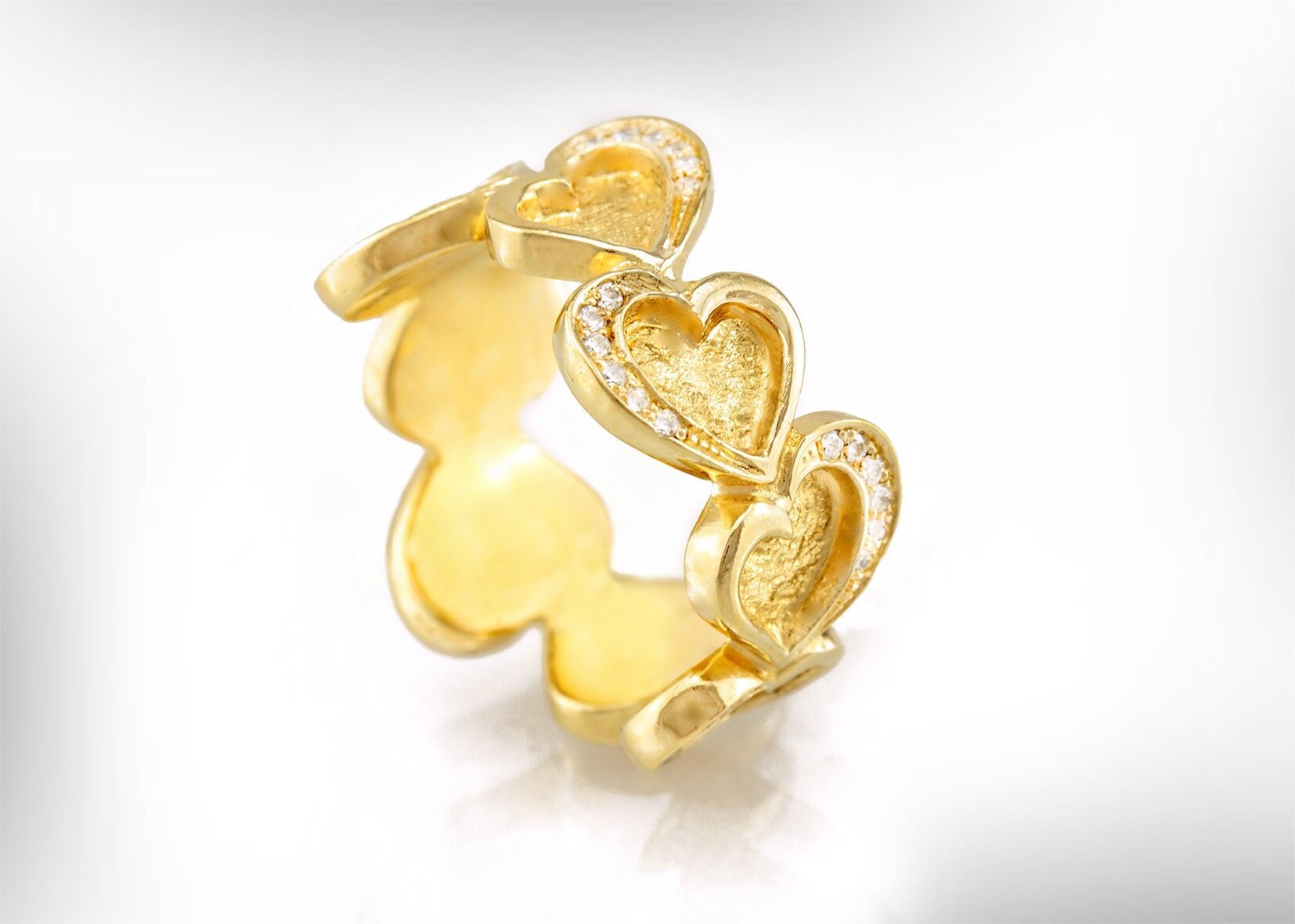 Handgefertigter 14K Goldherzring, Zirkonia-Jubiläumsring von nuritdesignjewelry