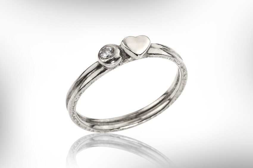 14K Weißgold Herz Diamant Verlobungsring, Zierlicher Brautring von nuritdesignjewelry