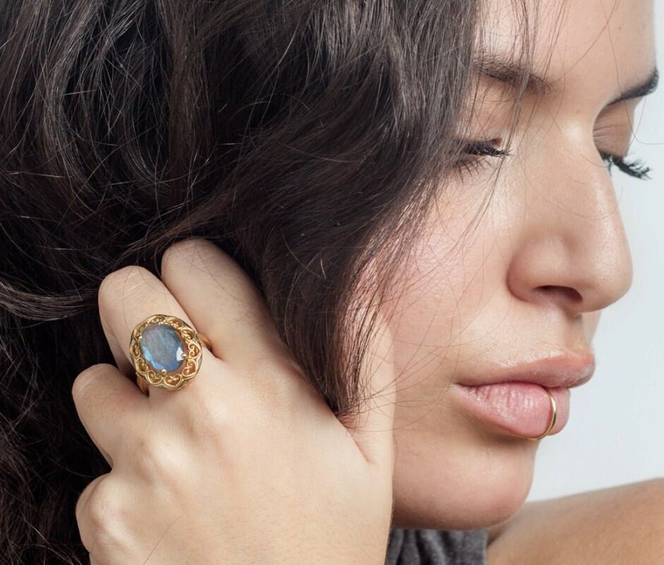 Handgemachter 9K Gold Labradorit Ring, Filigraner Vintage Stil von nuritdesignjewelry