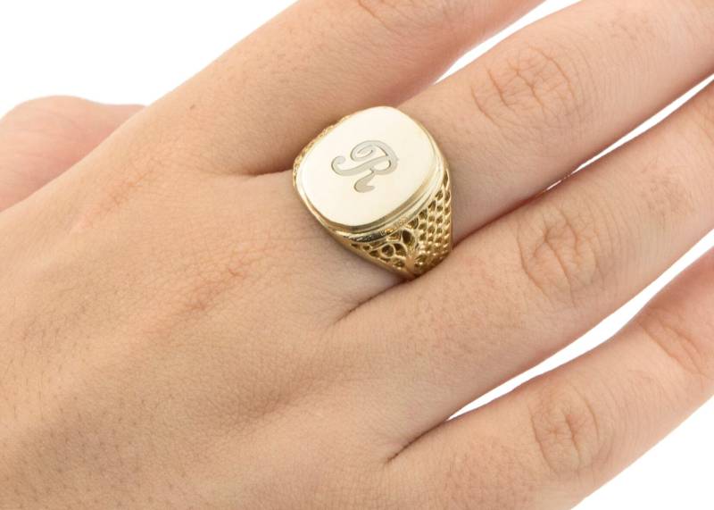 Monogramm Siegelring Frauen, 9K 14K Gold, Personalisierter Spitzenring von nuritdesignjewelry