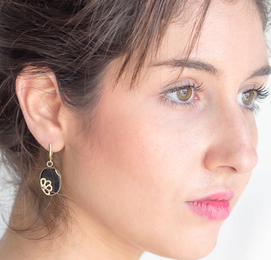 Vergoldete Silber Onyx Baumeln Ohrringe, Florales Design von nuritdesignjewelry