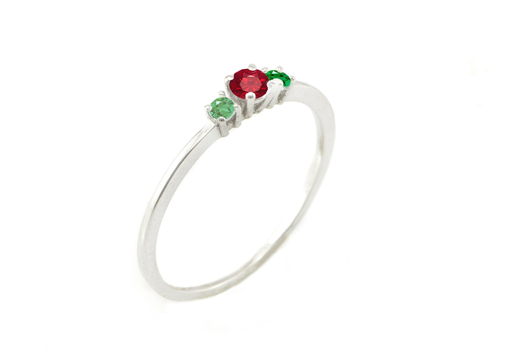 Rubin Und Smaragd Verlobungsring, 14K Weißgold Dünnes Band von nuritdesignjewelry