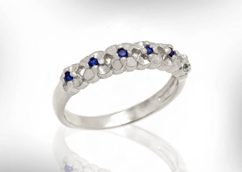 Saphir Ehering Für Frauen, 14K 18K Weißgold Blumen Ring, Art Deco Ehering, Geburtsstein Brautring, Halbe Ewigkeit von nuritdesignjewelry
