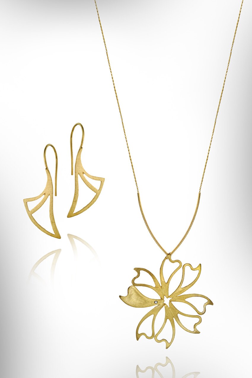 Gold Blumen Anhänger Halskette Und Ohrringe Set von nuritdesignjewelry