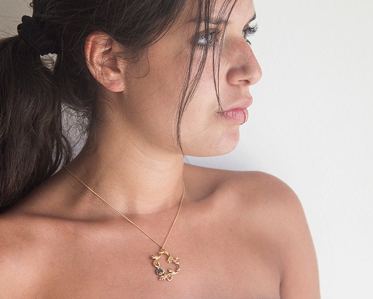 Vintage 22K Vergoldete Halskette, Labradorit-Edelstein, Blumenanhänger von nuritdesignjewelry