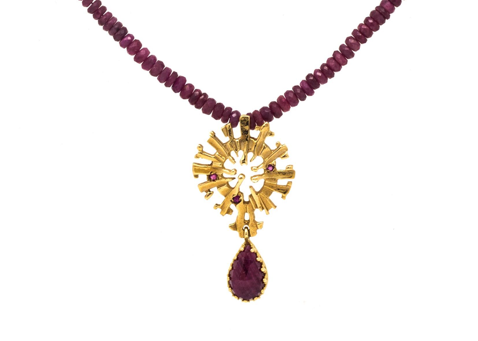 Weihnachtsschneeflocke Gold Anhänger Für Frauen. Echte Granat Edelstein Halskette von nuritdesignjewelry