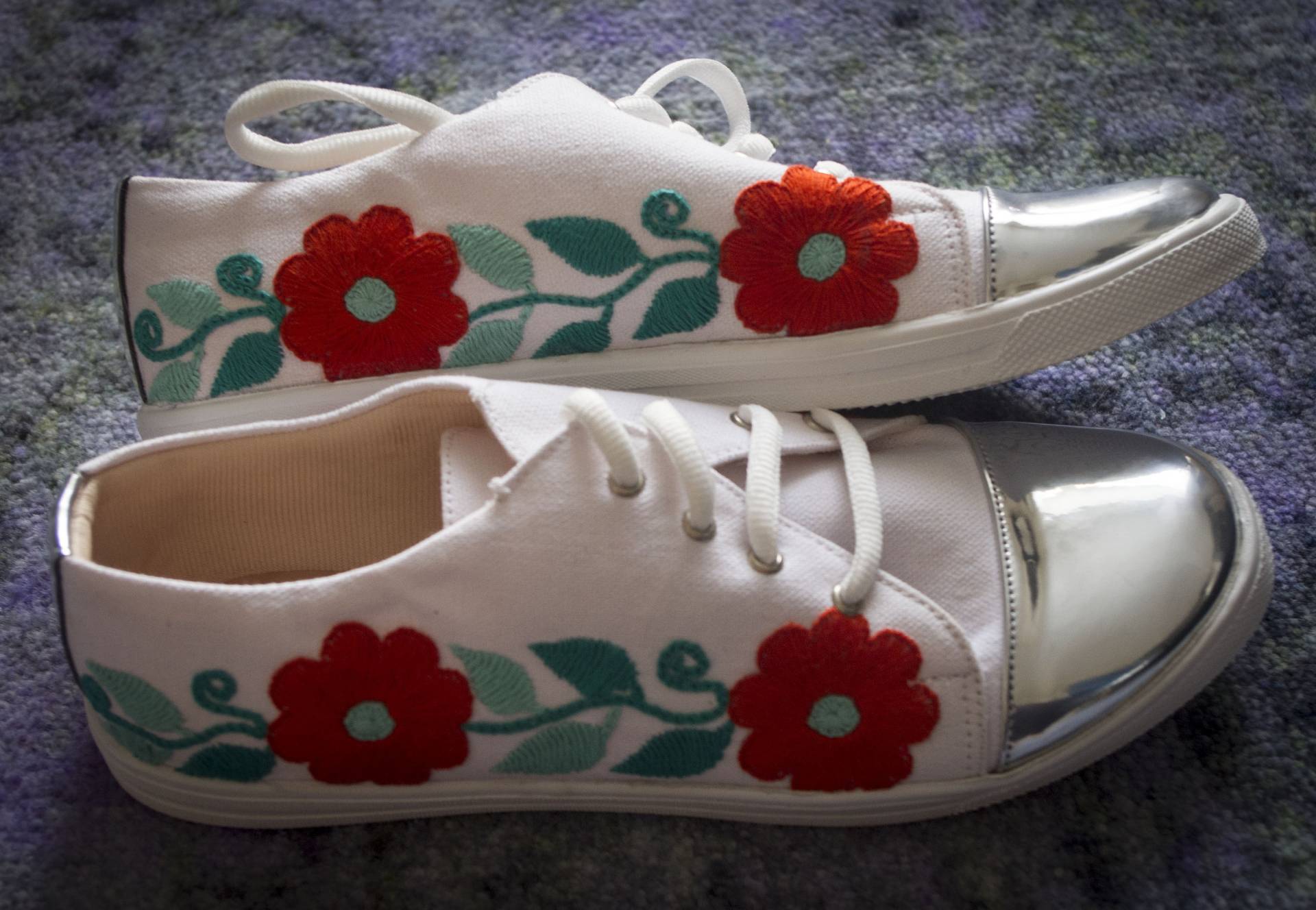 Handgemachte Florale Baumwoll Sneakers von nuuktalcircle