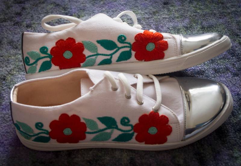 Handgemachte Florale Baumwoll Sneakers Handgemachte Florale Baumwoll Sneakers von nuuktalcircle