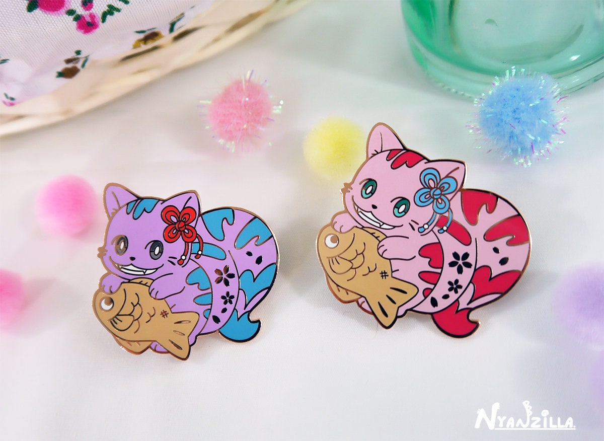 Emaille Pin Alice in Kyoto Wunderland Grinsekatze Emaille Pin Alice in Kyoto Wunderland Grinsekatze von nyanzilla