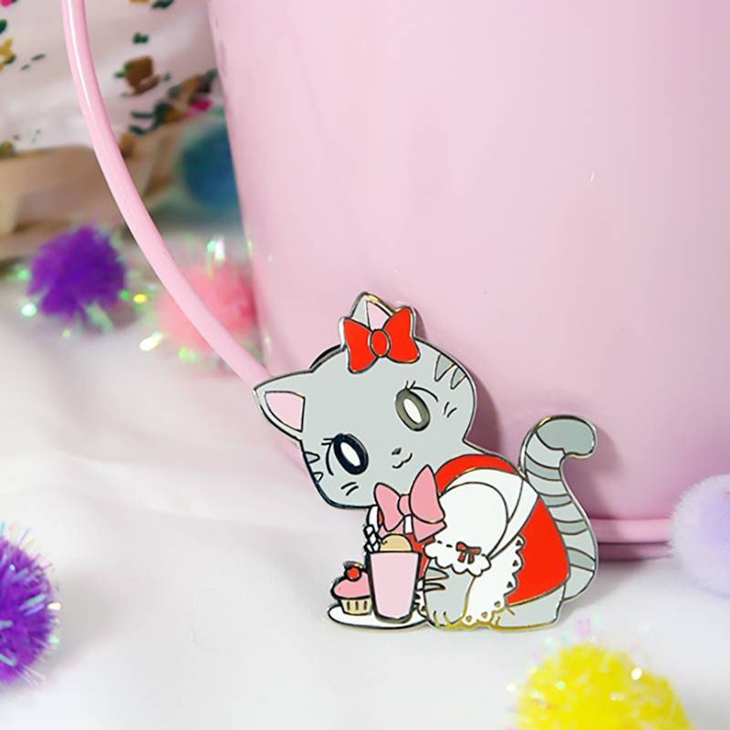 Emaille Pin Katze Cafe Latte Die Kellnerin Emaille Pin Katze Cafe Latte Die Kellnerin von nyanzilla