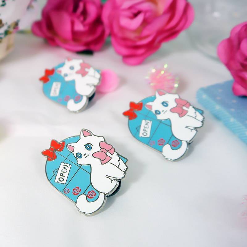 Emaille Pin Milky The Fenster Cat - Katzencafe Süßes Accessoire Emaille Pin Milky The Fenster Cat - Katzencafe Süßes Accessoire von nyanzilla