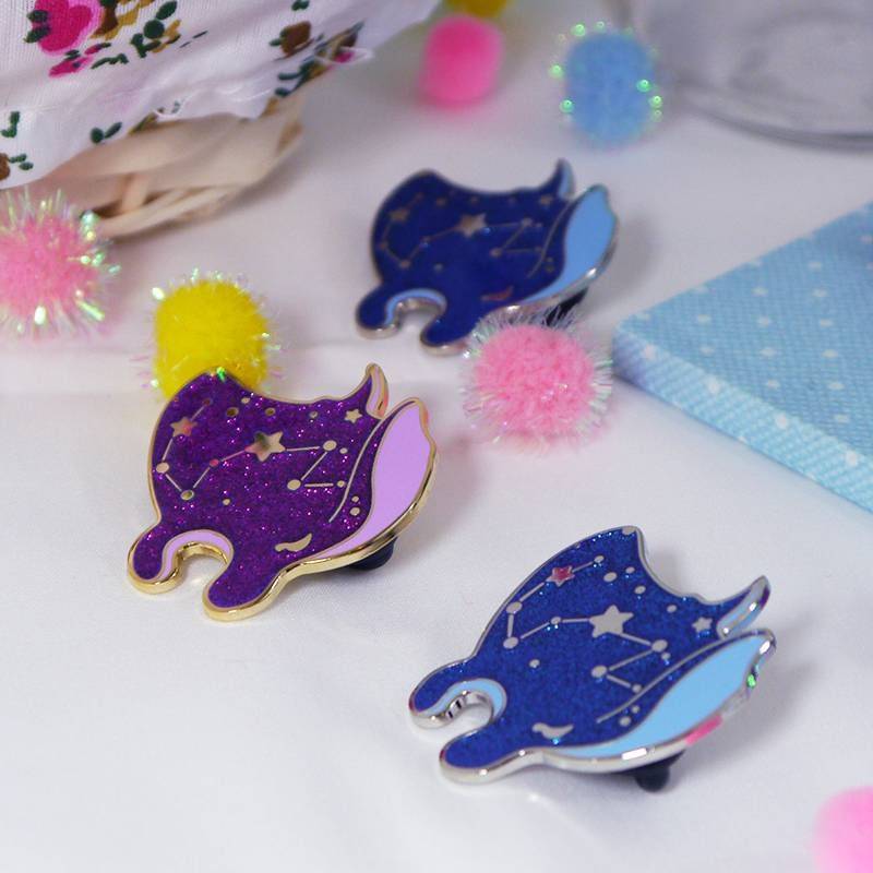 Hard Enamel Pin Nami Der Galaxie Manta Rochen Hard Enamel Pin Nami Der Galaxie Manta Rochen von nyanzilla