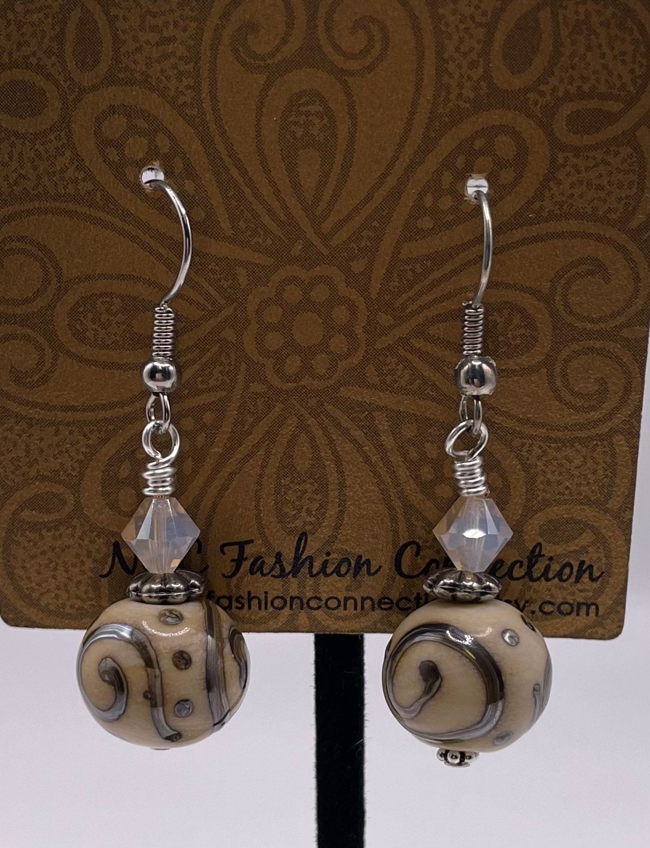 Handgefertigte Lampwork Ohrringe, Creme Scrollwork Perlen von nycfashionconnection