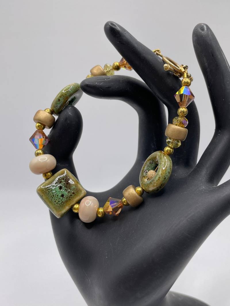 Handgemachtes Gold Armband Mit Grünen Perlen, Erdfarbenes Armband, Keramik & Lampwork Boho Perlen Schmuck, Ooak Handgemachtes Gold Armband Mit Grünen Perlen, Erdfarbenes Armband, Keramik & Lampwork Boho Perlen Schmuck, Ooak von nycfashionconnection