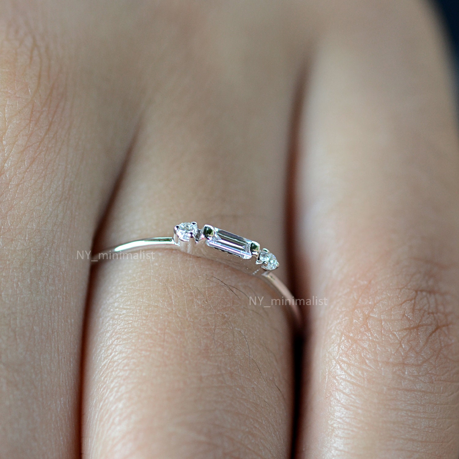 14K Gold Baguette Diamant Ring Schmales Stapelband von nyminimalist