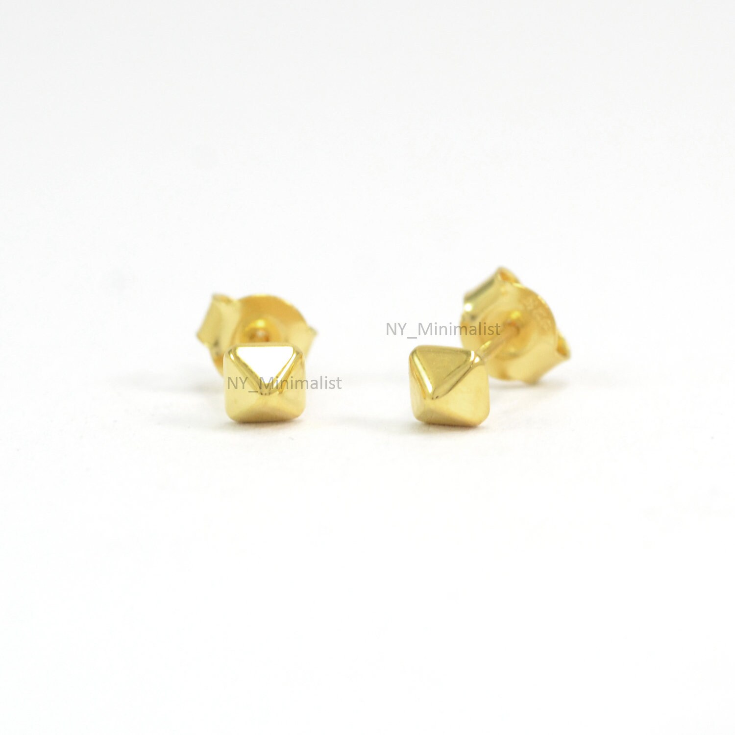 14K Gold Pyramide Ohrstecker Handgemachter Feiner Schmuck von nyminimalist