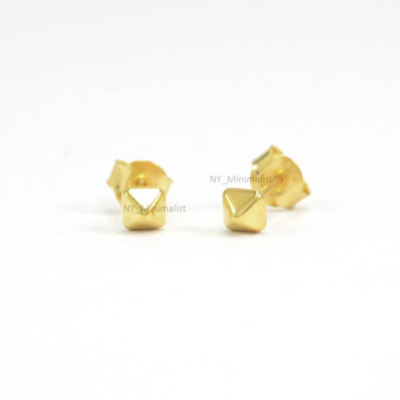 14K Gold Pyramide Ohrstecker Handgemachter Feiner Schmuck von nyminimalist