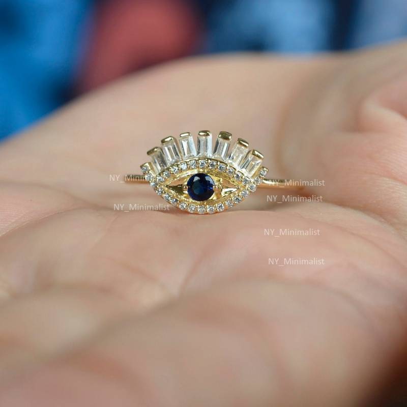 Baguette Diamant Evil Eye Ring 14K Gelbgold, Blauer Saphir von nyminimalist