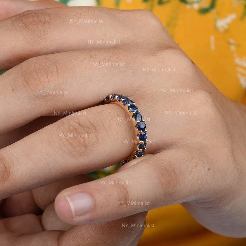 Blauer Saphir Eternity Bandring 14K Gelbgold Handgemachter Hochzeitsschmuck von nyminimalist