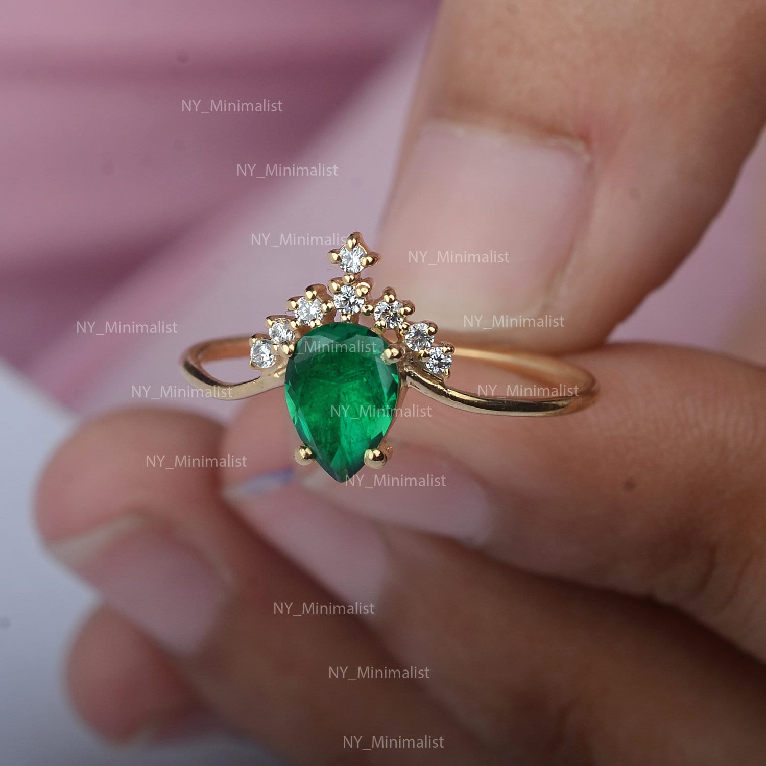 Chevron Pear Sambia Smaragd Ring Diamant 14K Gelbgold Handgemachter Schmuck von nyminimalist