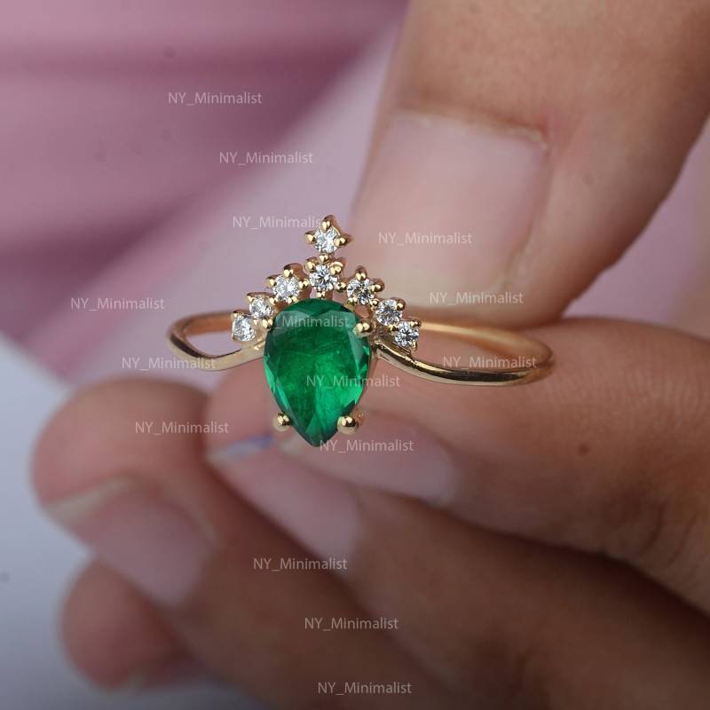 Chevron Pear Sambia Smaragd Ring Diamant 14K Gelbgold Handgemachter Schmuck von nyminimalist