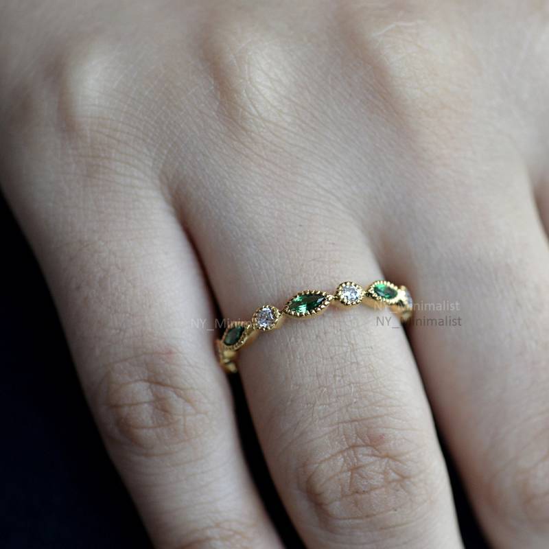 Handgefertigte 14K Gelbgold Smaragd Diamant Eternity Band von nyminimalist