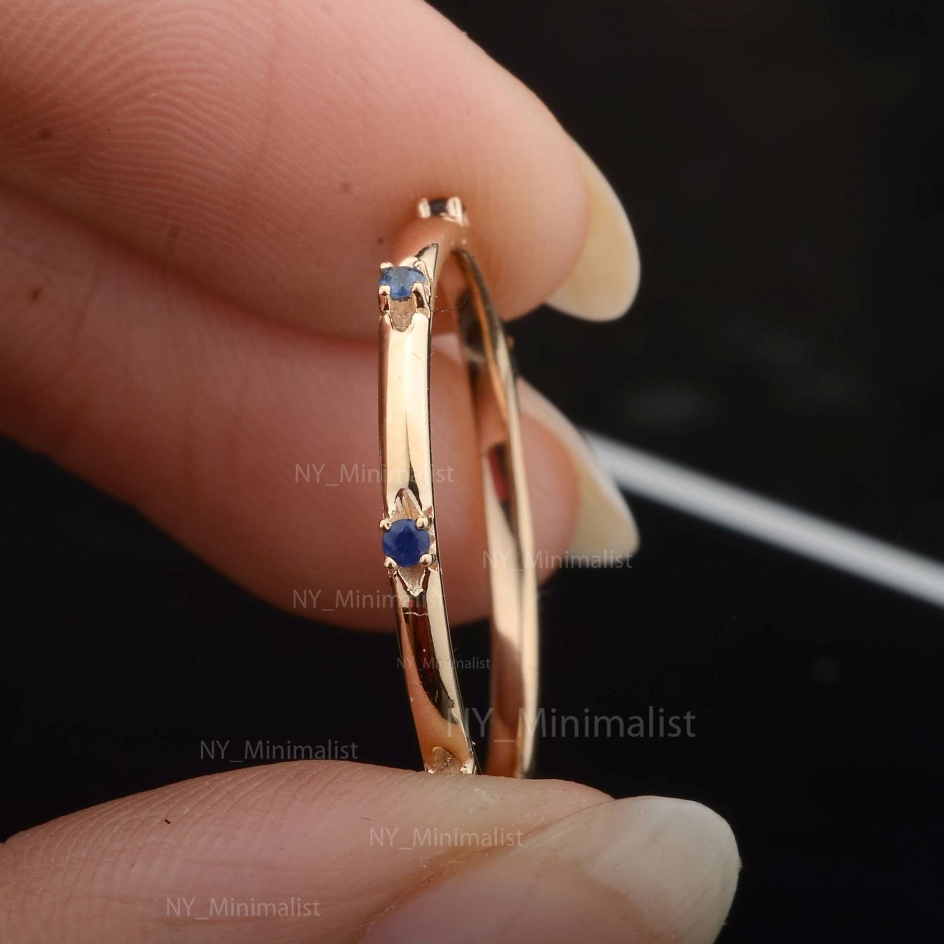 Handgemachte 14K Gelb Gold Blau Saphir Eternity Band Ring von nyminimalist