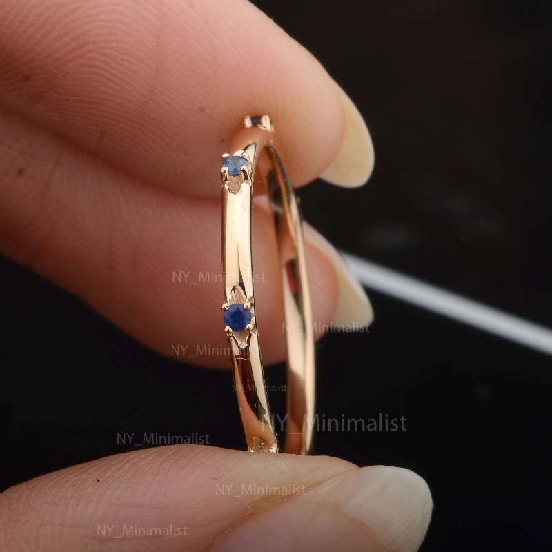 Handgemachte 14K Gelb Gold Blau Saphir Eternity Band Ring von nyminimalist