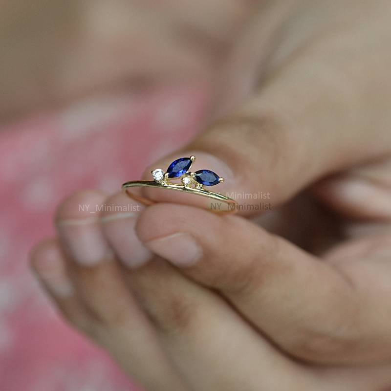 Marquise Blauer Saphir Verlobungsring 14K Gold Minimalist Diamant Ring von nyminimalist