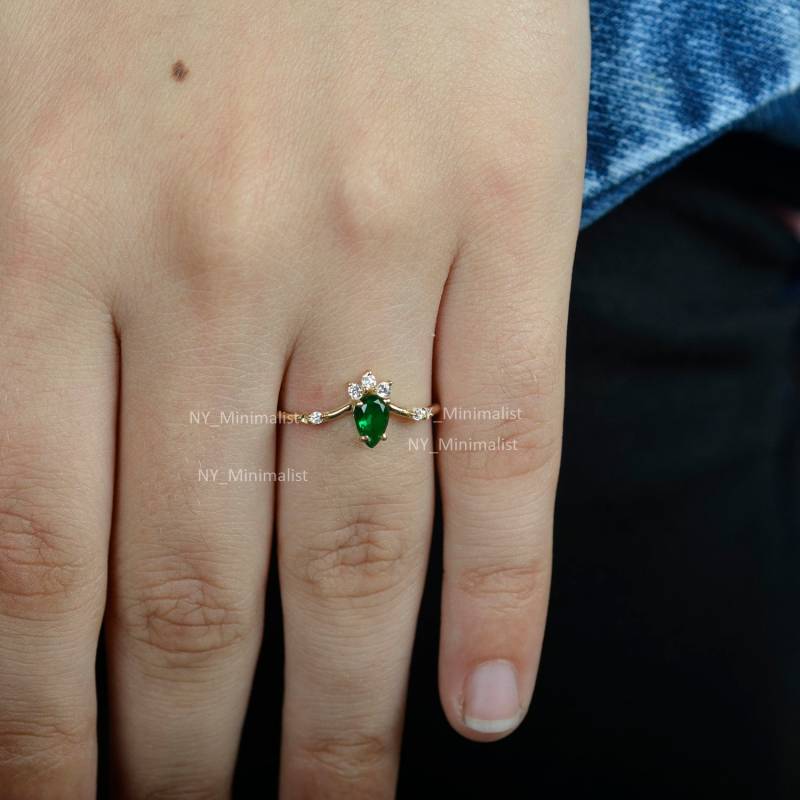 Tropfen Smaragd Diamant Ring 14K Gelbgold Chevron Band, Mai Geburtsstein von nyminimalist