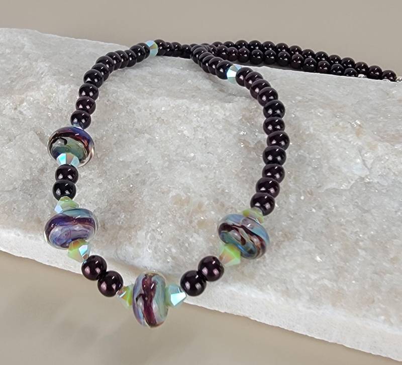 Handgemachte Burgunder-Perlen-Halskette Kunst-Glas-statement-Halskette Handgemachte Burgunder-Perlen-Halskette Kunst-Glas-statement-Halskette von o8sis