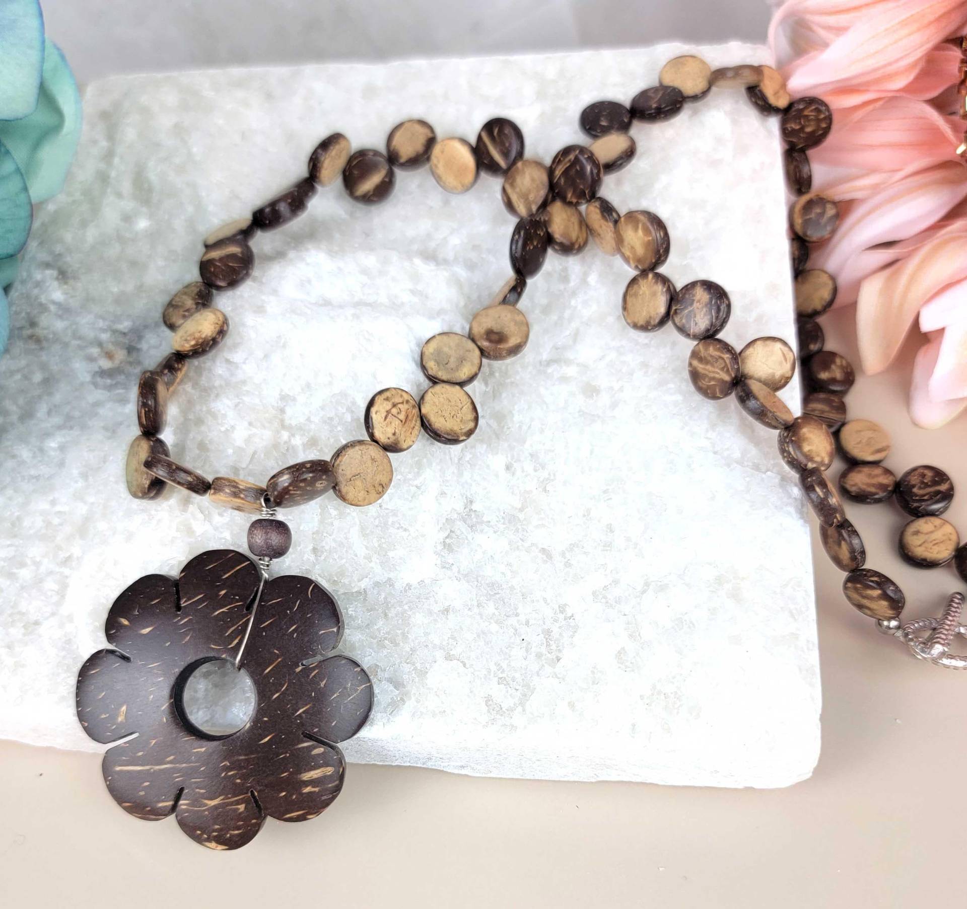 Handgemachte Kokosnuss Holz Blumen Halskette Perlen Handwerker Schmuck Handgemachte Kokosnuss Holz Blumen Halskette Perlen Handwerker Schmuck von o8sis