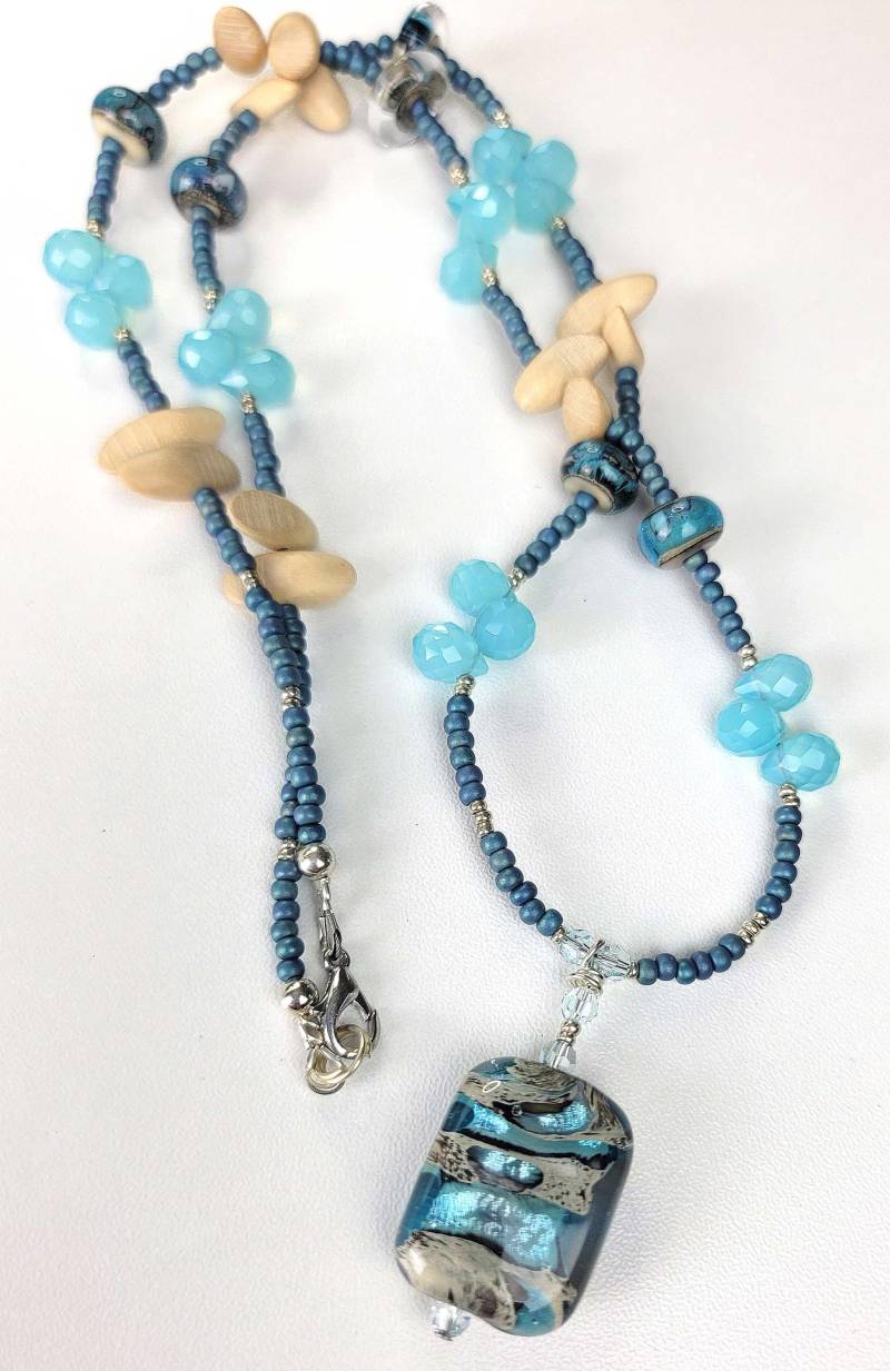 Lampwork Kette Holz & Facettierte Blaue Glasperlen Lampwork Kette Holz & Facettierte Blaue Glasperlen von o8sis