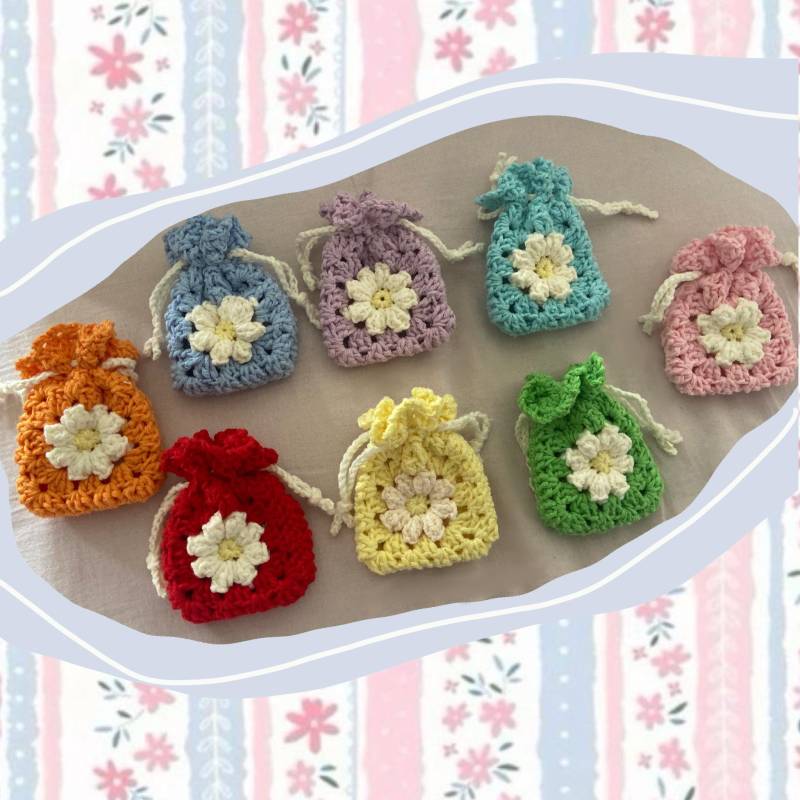 Gehäckelte Mini Blumentaschen - Handgemachte Pouches Für Airpods, Kleingeld, Schlüsselanhänger, Geschenkidee, Taschenaufhänger Bohostil Soft Gehäckelte Mini Blumentaschen - Handgemachte Pouches Für Airpods, Kleingeld, Schlüsselanhänger, Geschenkidee, Taschenaufhänger Bohostil Soft von oAYLAo