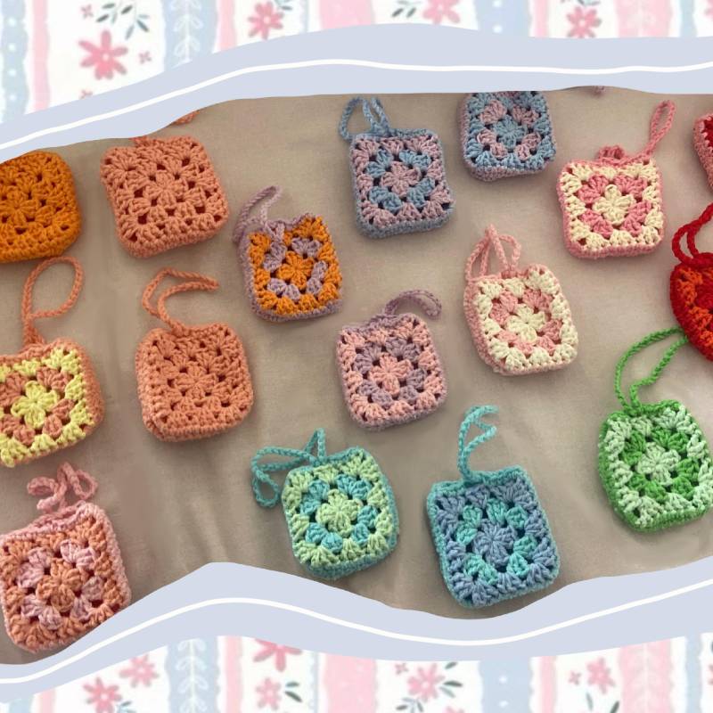 Gehäckelte Mini Granny Square - Handgemachte Pouches Für Airpods, Kleingeld, Schlüsselanhänger, Geschenkidee, Taschenaufhänger Soft Weich Gehäckelte Mini Granny Square - Handgemachte Pouches Für Airpods, Kleingeld, Schlüsselanhänger, Geschenkidee, Taschenaufhänger Soft Weich von oAYLAo