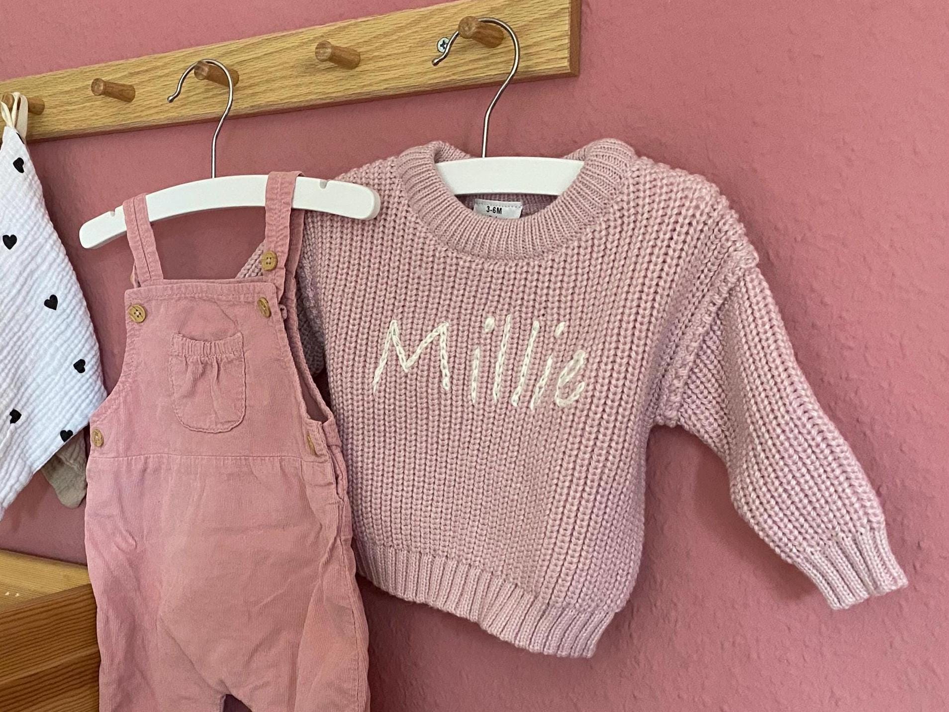 Personalisierter Gestrickter Babypullover - Mit Namen Bestickt Handgemacht Geschenk Zur Geburt, Taufe Oder Babyparty von oLEDoFrames