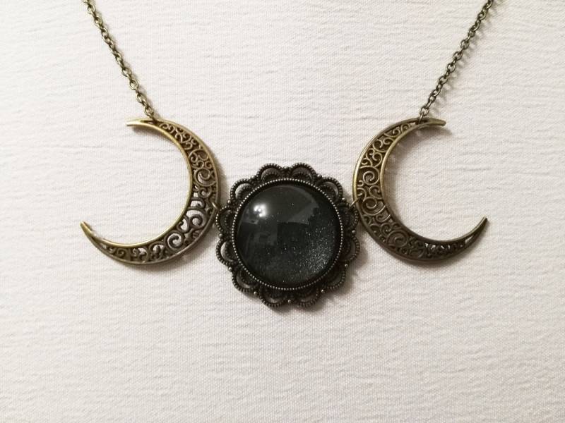 Dreifachmond-Halskette Aus Bronze Mit Handbemaltem Perlmuttschwarzem Cabochon Dreifachmond-Halskette Aus Bronze Mit Handbemaltem Perlmuttschwarzem Cabochon von oOMySweetNightmareOo