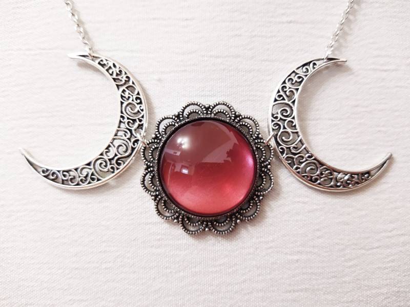 Halskette Mit Dreifachen Mond Und Rot Handbemalt Cabochon Halskette Mit Dreifachen Mond Und Rot Handbemalt Cabochon von oOMySweetNightmareOo