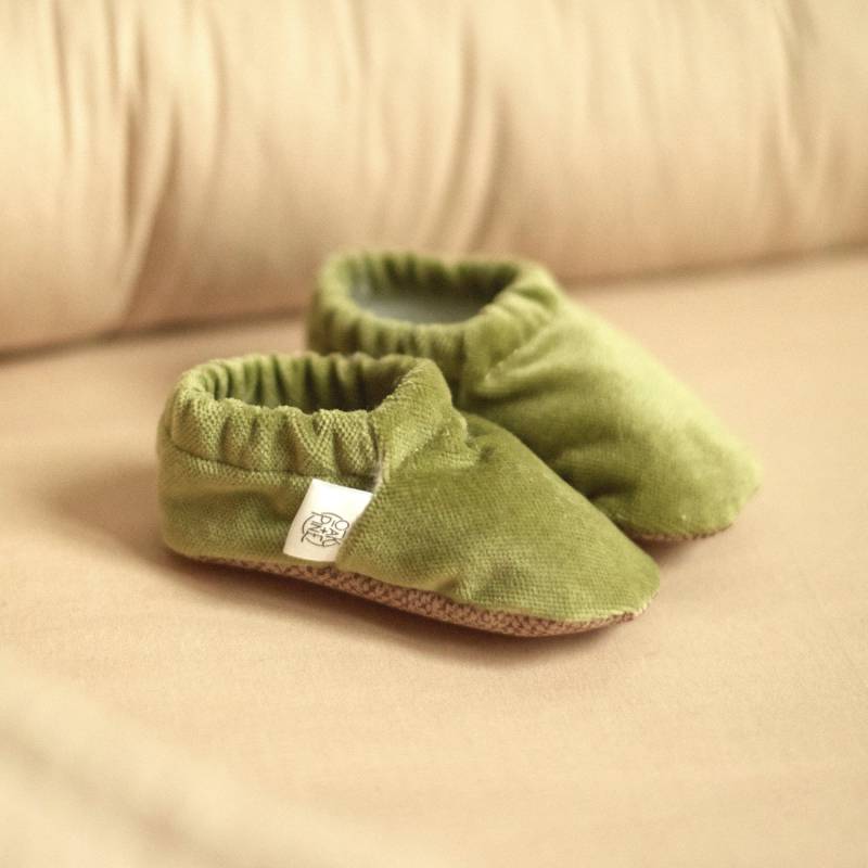 Samt Krabbelschuhe Olivgrün/Lauflernschuhe Hausschuhe Vegane Babyschuhe von oakandpinemarket