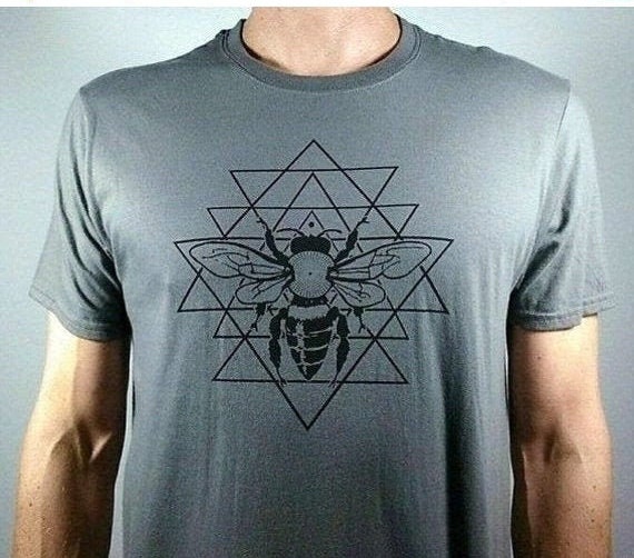 Bienen Yantra - Originales Design Unisex Siebdruck-Grafik-T-Shirt Gartenarbeit-T-Shirt Heiliger Bestäuber Yoga-Grafik von obviousworld