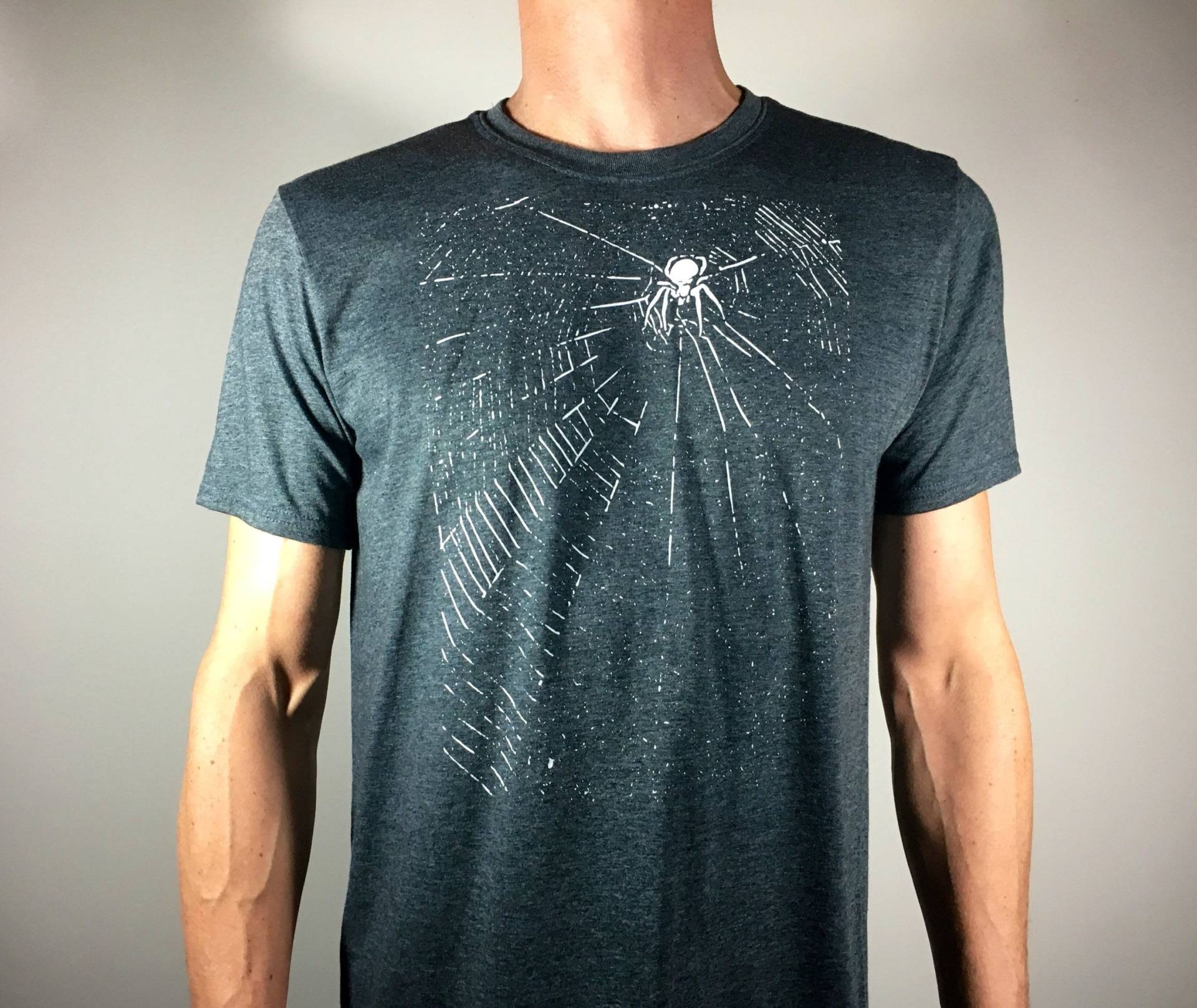 Großmutter Spinne - Original Design Unisex Siebdruck Grafik T-Shirt Handbedrucktes Web von obviousworld