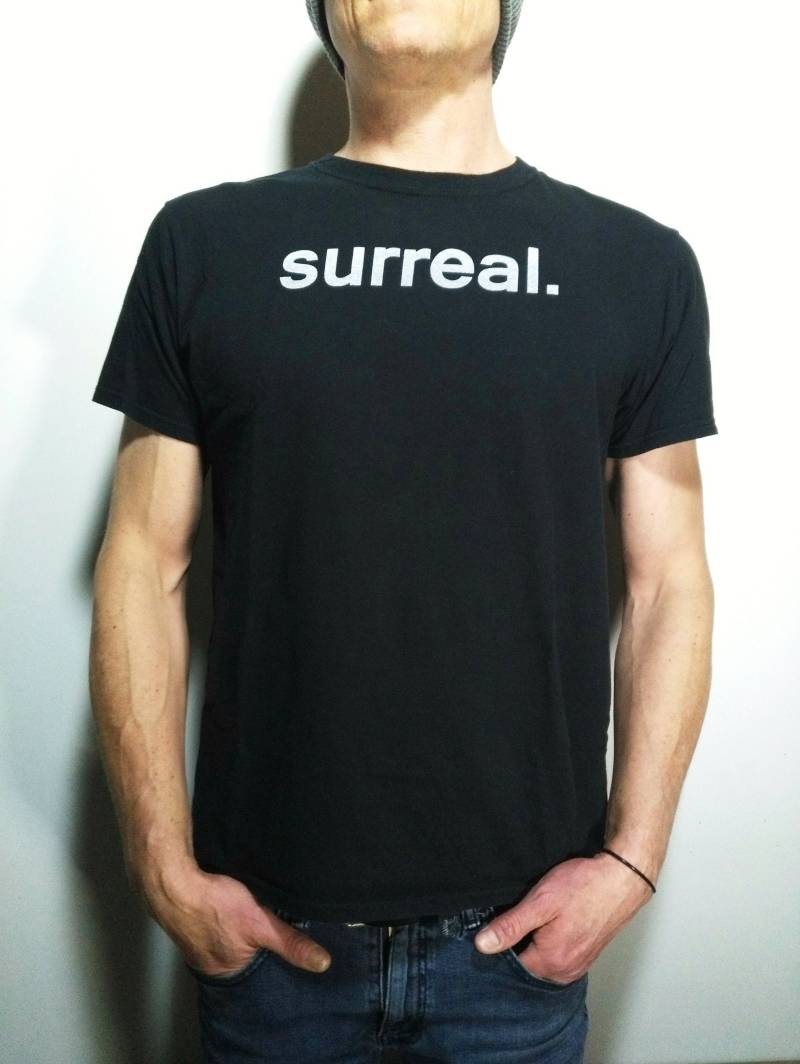 Surreales Grafik-T-Shirt Unisex-Siebdruck-T-Shirt, Originalkunstwerk von obviousworld